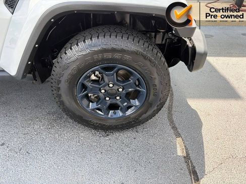 Certified 2023 Jeep Gladiator Sport AWD/4WD image 23