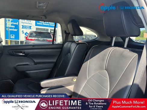 Used 2021 Toyota Highlander XLE AWD/4WD image 5