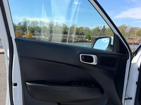 Used 2024 Hyundai Venue SE FWD image 30
