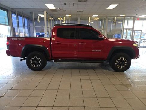 Used 2022 Toyota Tacoma TRD Off-Road w/ Technology Package AWD/4WD image 9