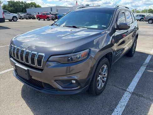 Used 2019 Jeep Cherokee Latitude Plus w/ Comfort/Convenience Group AWD/4WD image 2