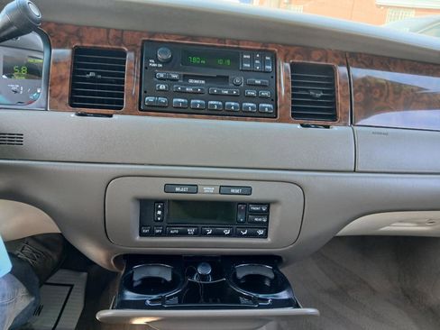 Used 1999 Lincoln Town Car Executive RWD image 19