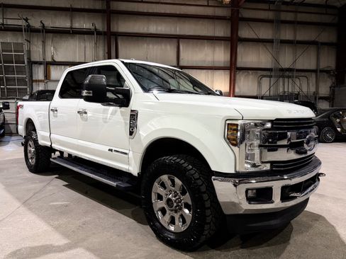 Used 2018 Ford F250 Lariat w/ Chrome Package image 2