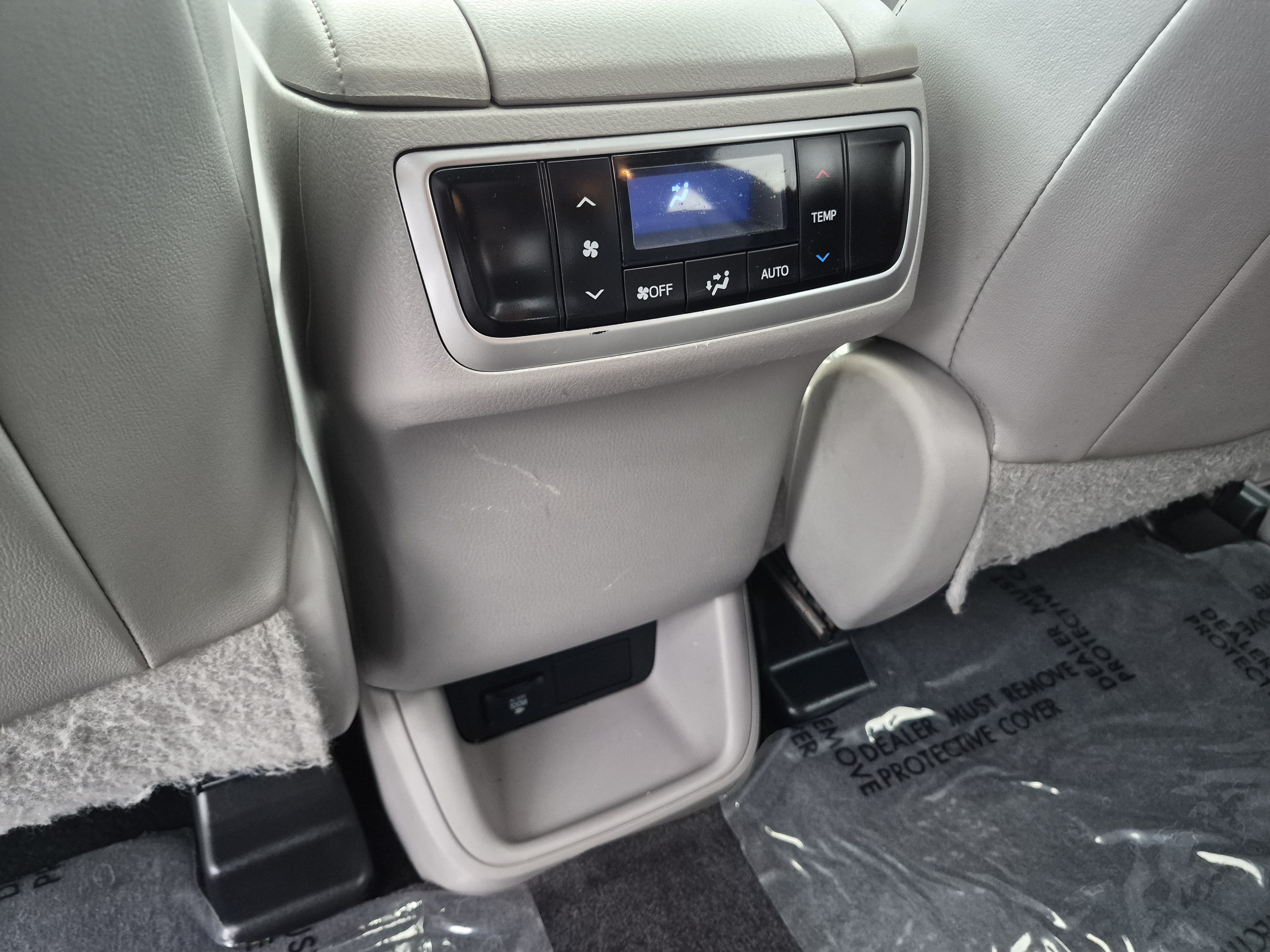 Used 2014 Toyota Highlander Limited w/ Preferred Accessory Package AWD/4WD image 16