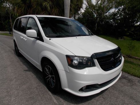 Used 2018 Dodge Grand Caravan SE FWD image 1