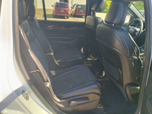 Used 2023 Jeep Grand Cherokee L Laredo AWD/4WD image 17