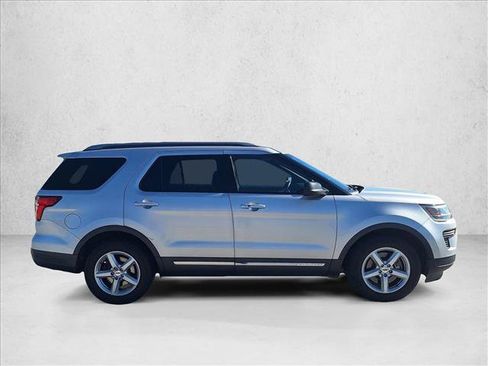 Used 2019 Ford Explorer XLT image 4