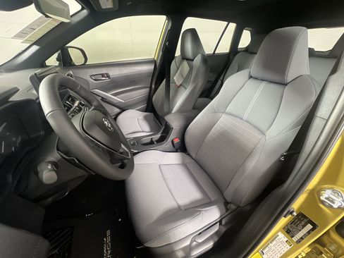 Used 2024 Toyota Corolla Cross SE image 14