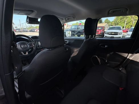 Used 2017 Jeep Renegade Latitude FWD image 16