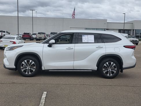 Used 2022 Toyota Highlander XLE FWD image 8