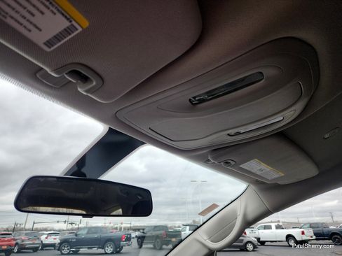 Used 2020 Chrysler Voyager L image 40