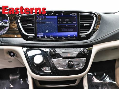 Used 2022 Chrysler Pacifica Limited FWD image 12