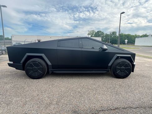 Used 2024 Tesla Cybertruck AWD Crew Cab image 10