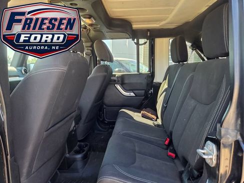 Used 2018 Jeep Wrangler Unlimited Sahara w/ Connectivity Group AWD/4WD image 20