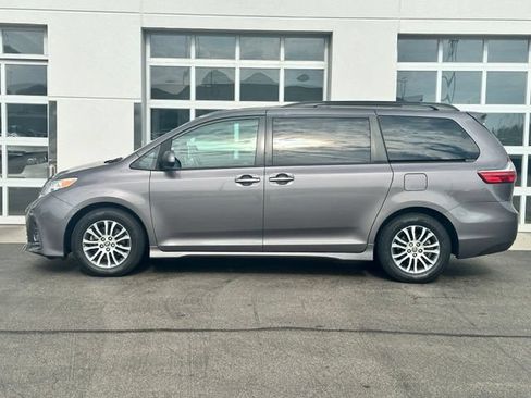 Used 2020 Toyota Sienna XLE FWD image 3