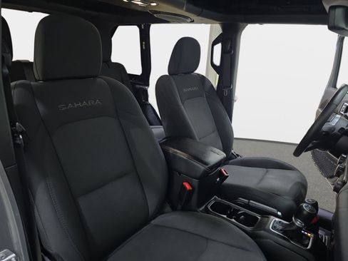 Used 2019 Jeep Wrangler Unlimited Sahara image 12