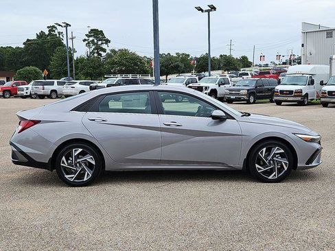 New 2025 Hyundai Elantra Limited FWD image 4