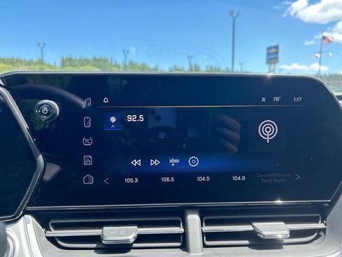 Used 2025 Chevrolet Trax LT FWD image 13