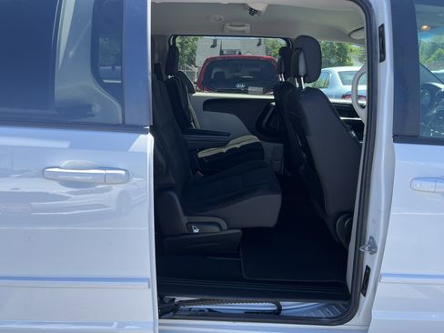 Used 2017 Dodge Grand Caravan SE w/ UConnect Hands-Free Group FWD image 9
