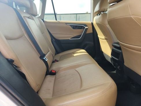 Used 2019 Toyota RAV4 LE FWD image 15