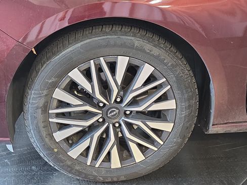 Used 2025 Nissan Altima 2.5 SV FWD image 12