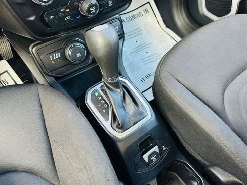 Used 2018 Jeep Renegade Latitude w/ Cold Weather Group image 19