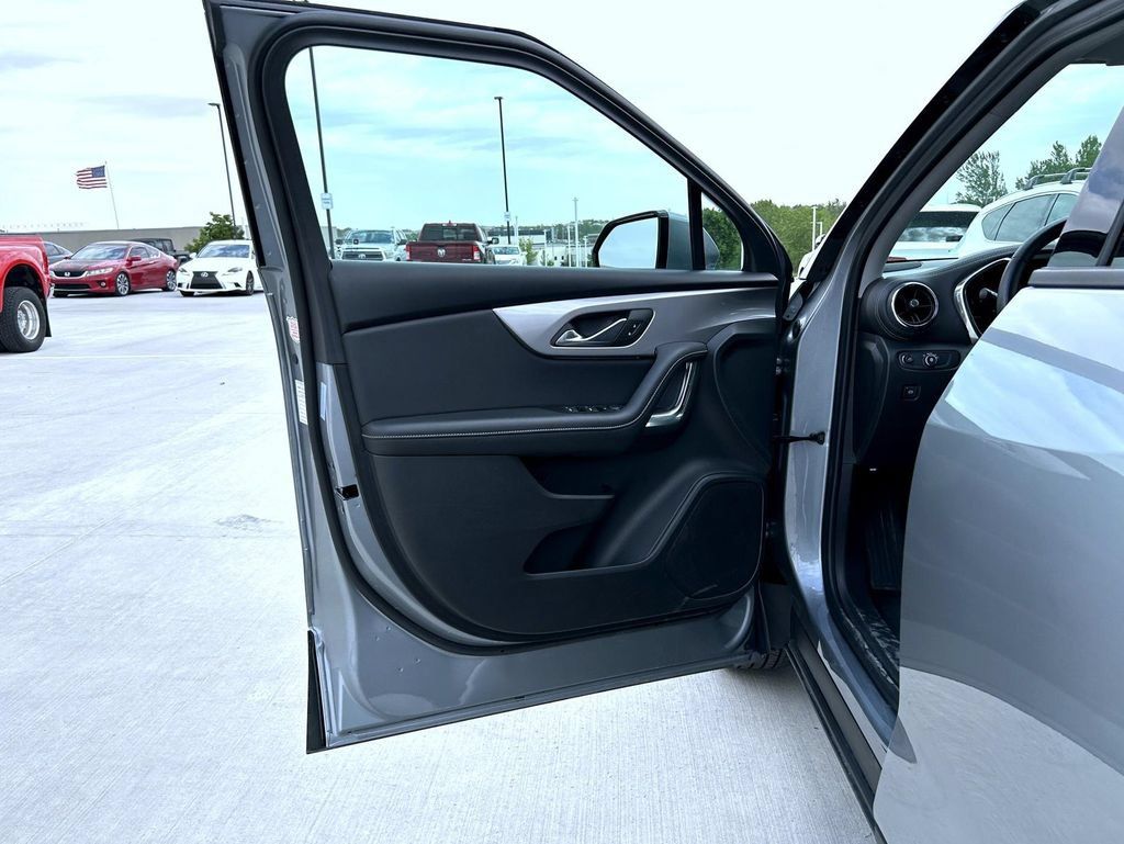 Used 2025 Chevrolet Blazer LT AWD/4WD image 10