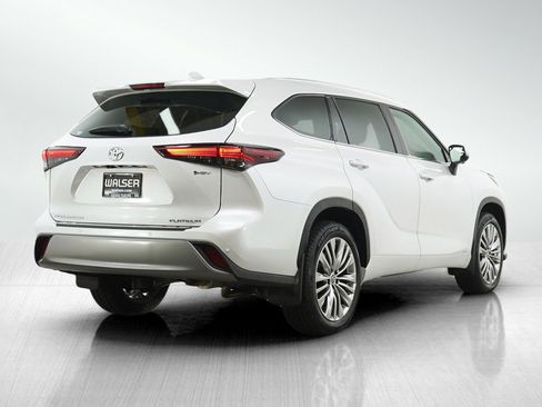 Used 2025 Toyota Highlander Platinum image 5