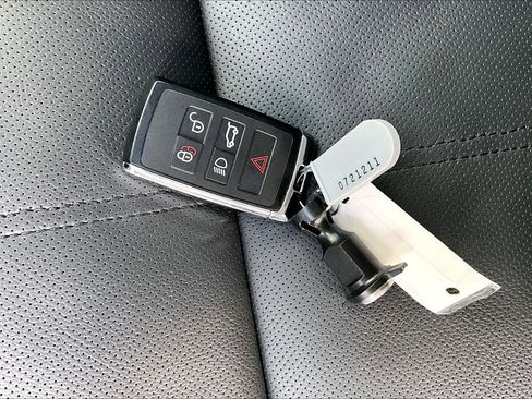 Used 2025 Land Rover Range Rover Velar Dynamic SE image 11