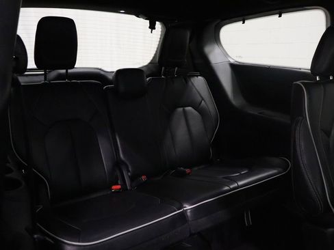 Used 2025 Chrysler Pacifica Limited FWD image 19