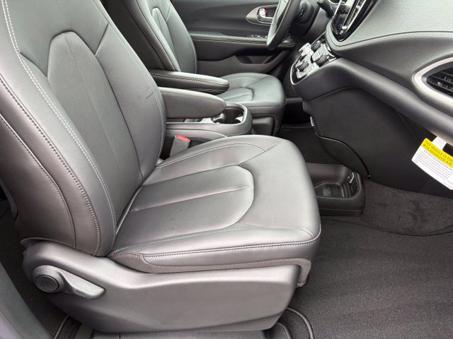 New 2027 Chrysler Pacifica Select FWD image 19