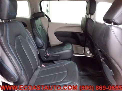Used 2021 Chrysler Pacifica Touring-L image 15