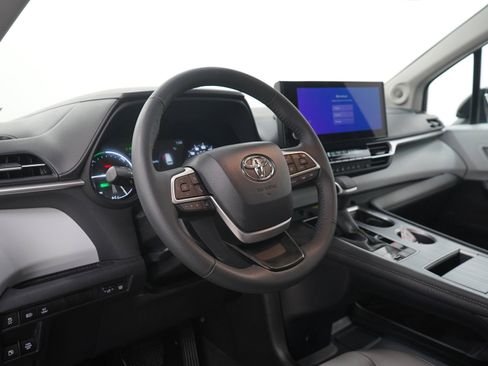 Used 2025 Toyota Sienna XLE w/ XLE Plus Package AWD/4WD image 26