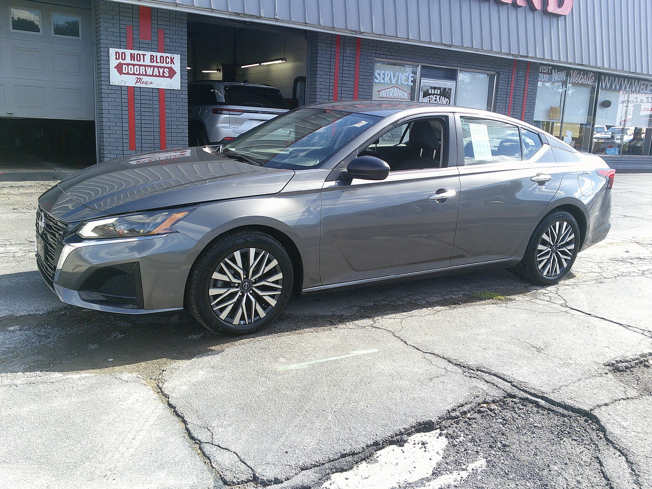Used 2024 Nissan Altima 2.5 SV FWD image 13