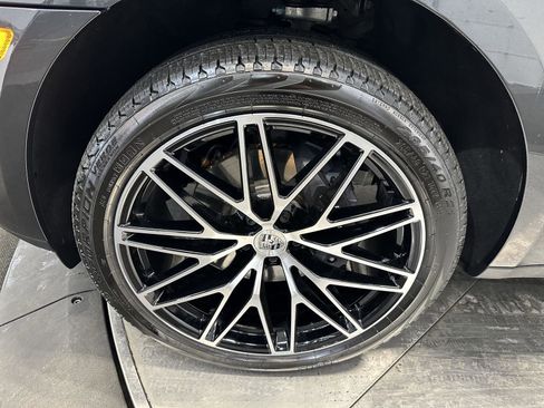 Certified 2025 Porsche Macan Macan image 12