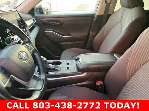 Used 2024 Toyota Highlander LE image 9