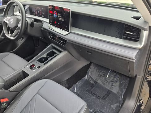 Certified 2026 Volkswagen Tiguan SE w/ Panoramic Sunroof Package FWD image 18