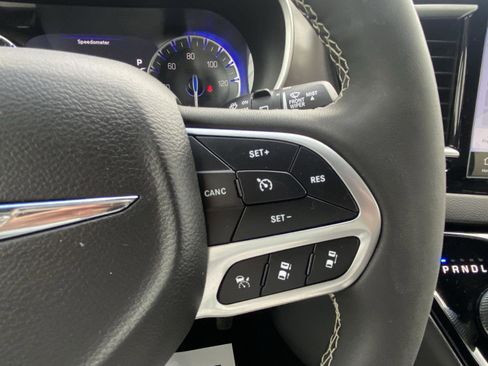 Used 2025 Chrysler Pacifica Select FWD image 16