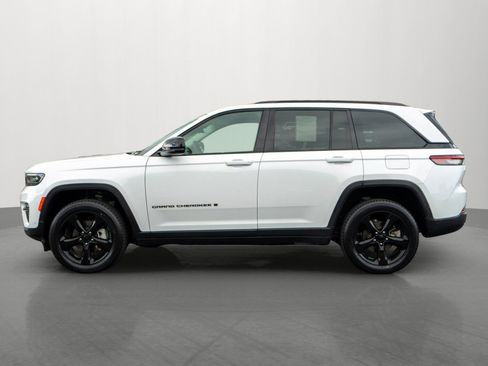 Used 2023 Jeep Grand Cherokee Limited w/ Luxury Tech Group II AWD/4WD image 4