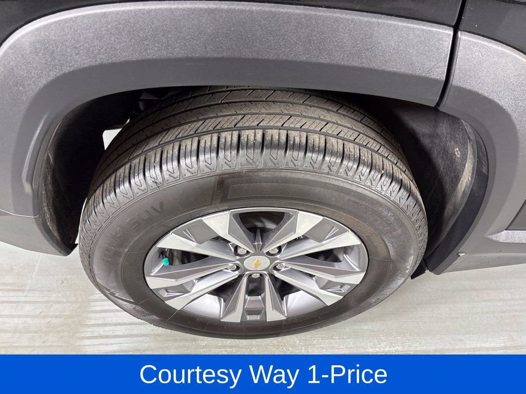 Used 2025 Chevrolet Equinox LT w/ Convenience Package II FWD image 13