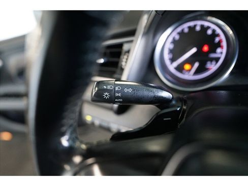 Used 2019 Toyota Camry SE image 25