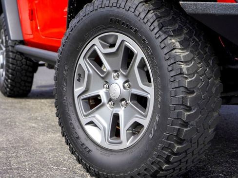 Used 2018 Jeep Wrangler Unlimited Rubicon w/ Connectivity Group image 3