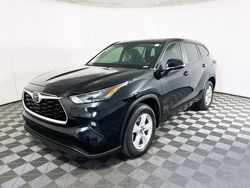 Used 2024 Toyota Highlander LE FWD image 7