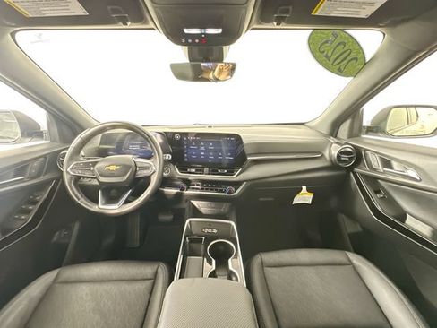 Used 2025 Chevrolet Equinox LT w/ Convenience Package II AWD/4WD image 3