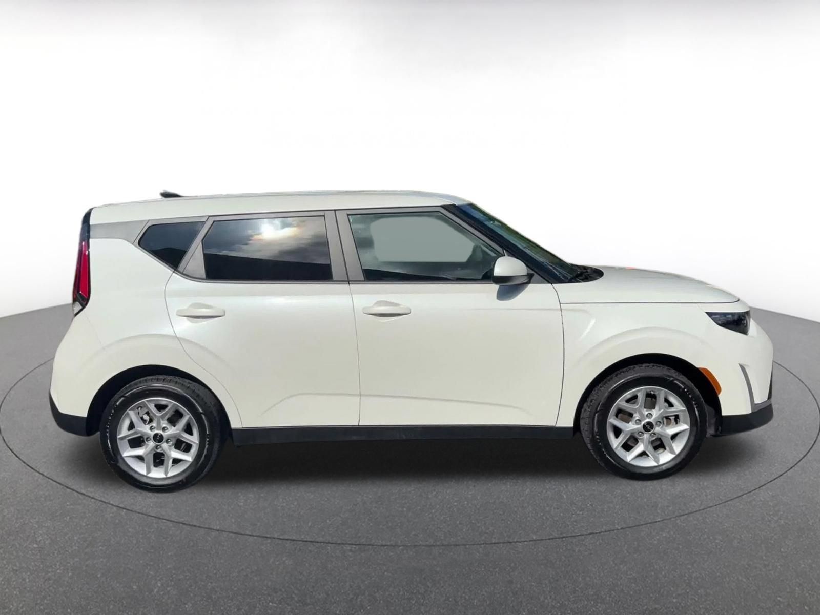 Used 2025 Kia Soul LX w/ LX Technology Package FWD image 15