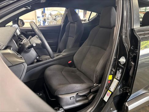 Used 2018 Toyota C-HR XLE FWD image 21