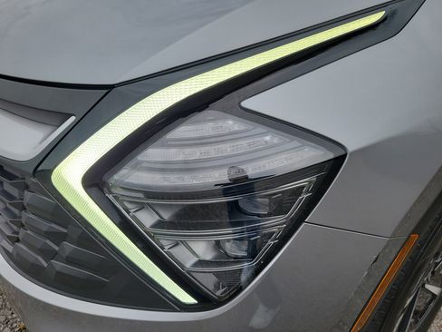 Used 2024 Kia Sportage LX image 9