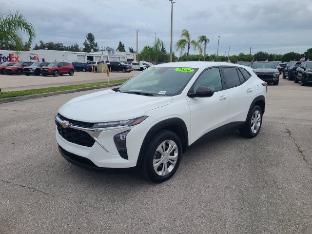 Used 2024 Chevrolet Trax LS w/ Driver Confidence Package FWD image 2