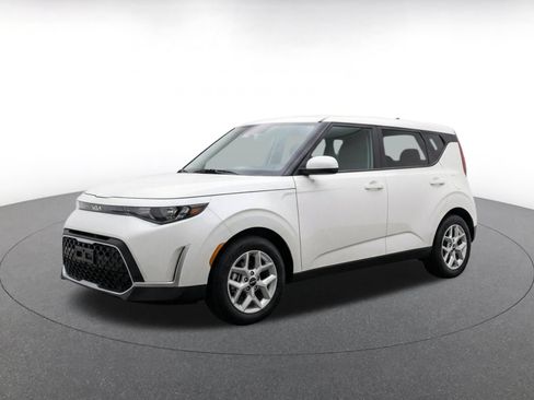 Used 2025 Kia Soul LX w/ LX Technology Package FWD image 3