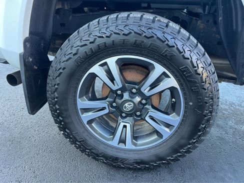 Used 2019 Toyota Tacoma TRD Sport w/ Technology Package image 15